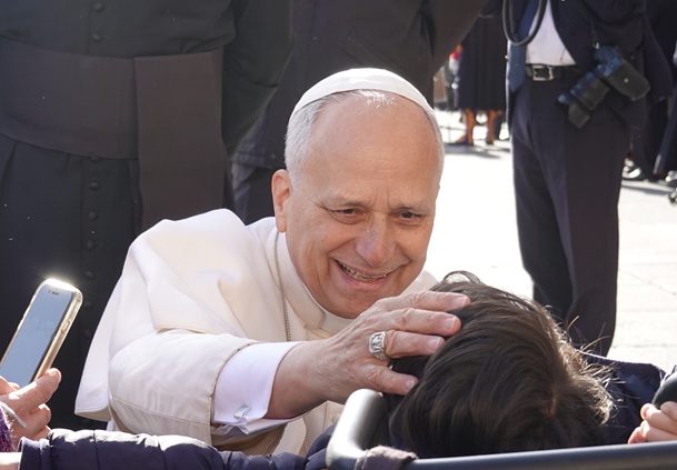 papstaudienz papst leo xiv. geht auf die knie und segnet einen kleinen jungen foto andrea matzker dsc08689