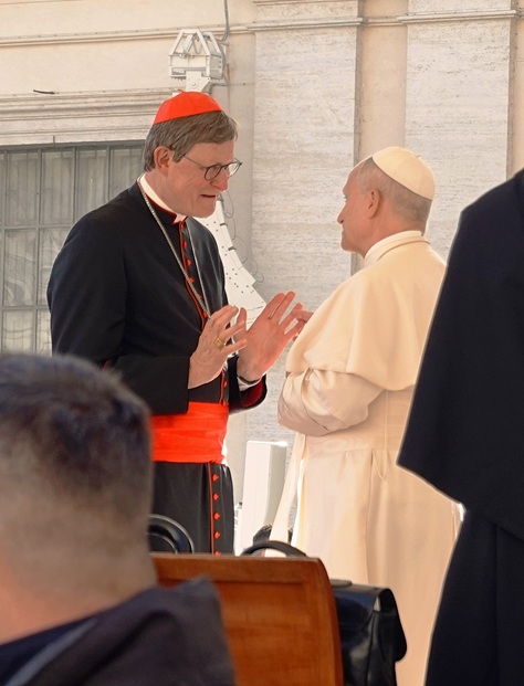 papstaudienz rainer maria kardinal woelki begrüßt den papst foto andrea matzker dsc08631a