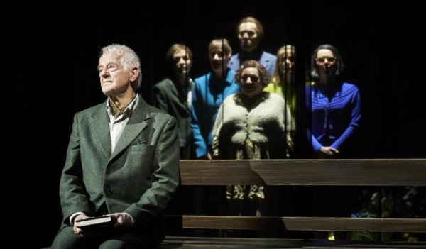 01 der irrende planet c tommyhetzel im bild martin schwab und ensemble 296~1