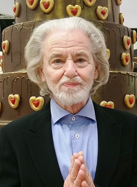 lambertz monday night köln 2026 prof. hermann buehlbecker vor der jubiläumstorte am messestand der ism foto andrea matzker 005642ta t 2xta a x