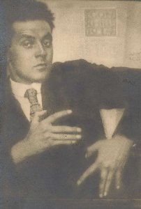 00 tanzbild egon schiele in pose 1914 albertina wien~1