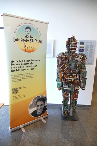 ha schults trash man in der bank für sozialwirtschaft mit dem stiftungsplakat foto andrea matzker 2 p5840503