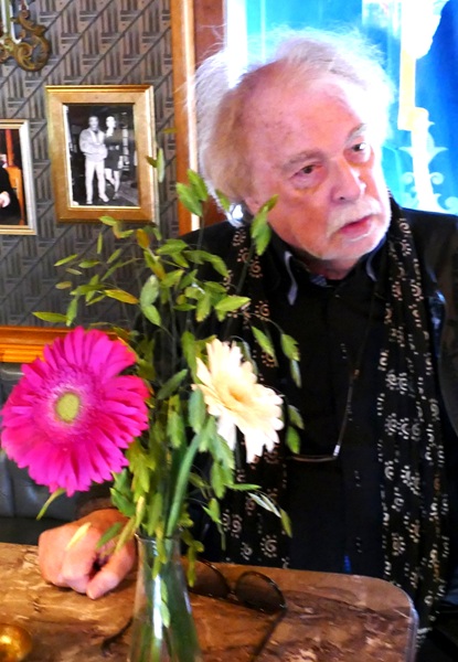 premiere 7 roncalli köln 10.4.2026 bernhard paul im gespräch an seinem stammtisch im café des artistes foto andrea matzker p5850962