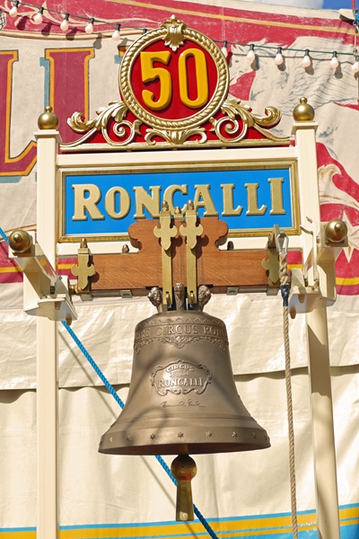 roncalli briefmarke 1 die neue roncalli glocke läutet die neuen briefmarken ein foto andrea matzker p5850367