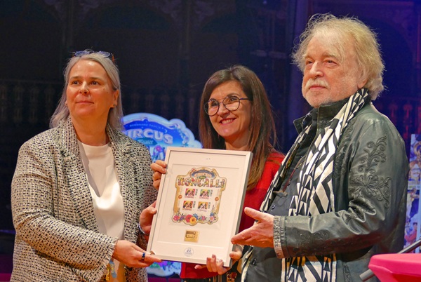 roncalli briefmarke 2 nikola hagleitner von der post, bürgermeisterin teresa de bellis olinger überreichen bernhard paul die sondermarken foto andrea matzker p5850396 ad