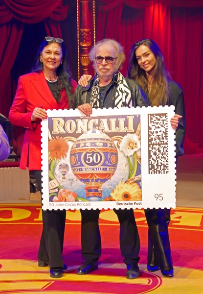 roncalli briefmarke 3 eliana, bernhard und lili paul sind stolz auf die roncalli briefmarken foto andrea matzker p5850468ad