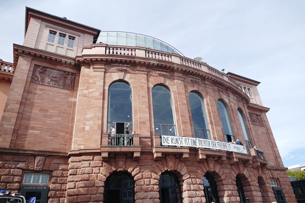 mainz 10 das mainzer staatstheater mit terrasse und glashaus p5890197